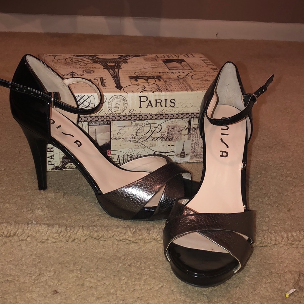 Formal Silver and black heel